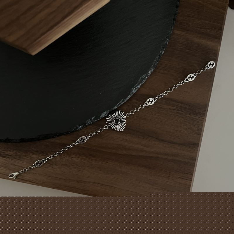 G*u*i bracelets